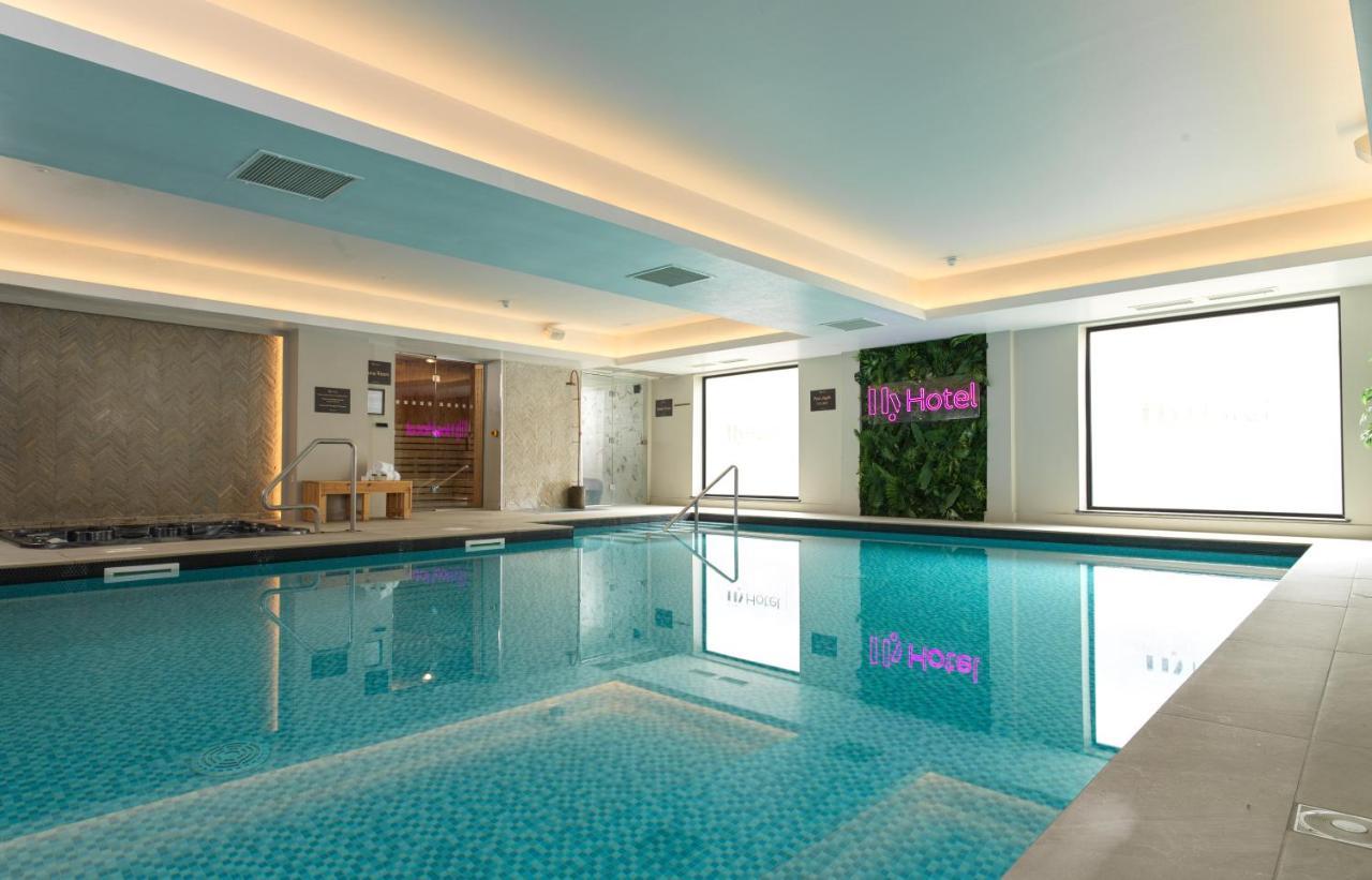 Hy Lytham St Anne'S Lejlighedshotel Lytham St Annes Eksteriør billede The swimming pool at the hotel