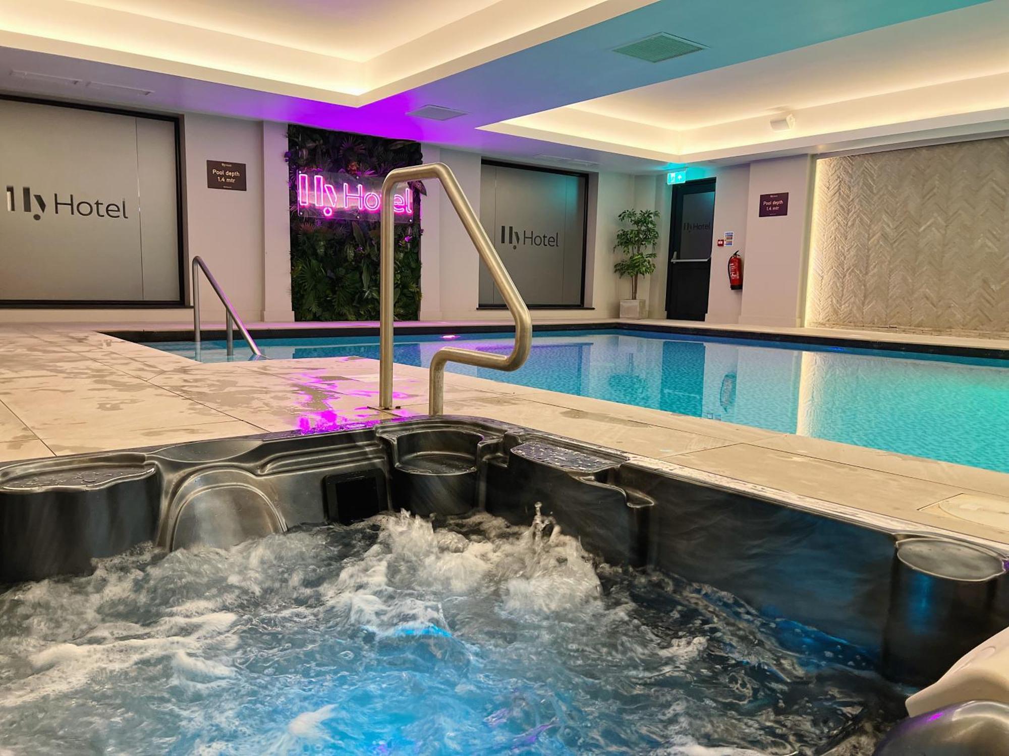 Hy Lytham St Anne'S Lejlighedshotel Lytham St Annes Eksteriør billede The pool at the Hilton London Paddington