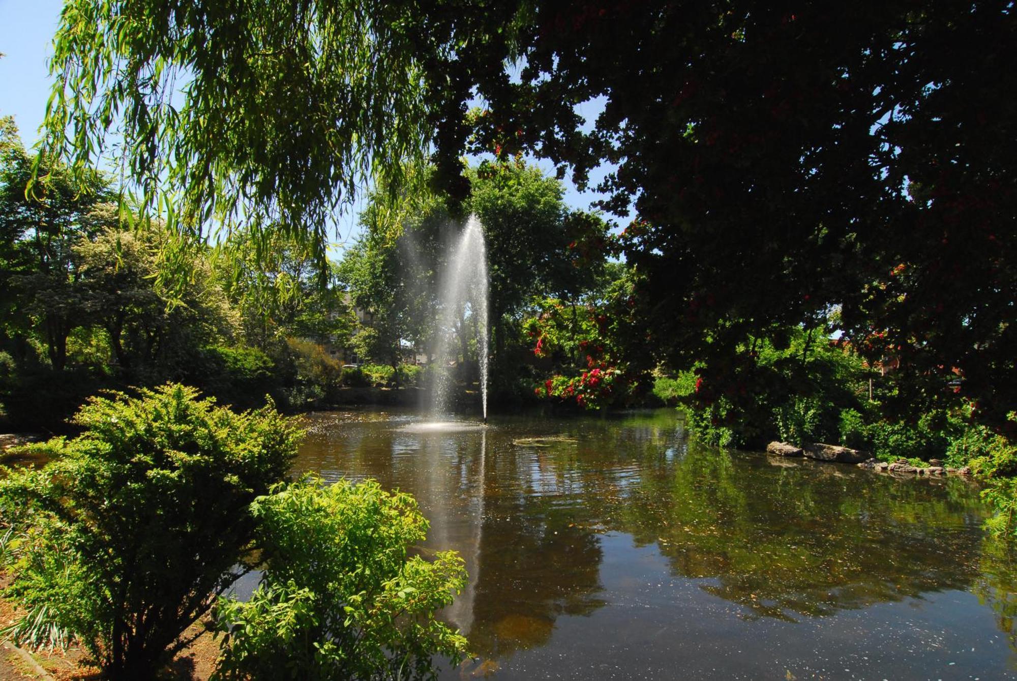Hy Lytham St Anne'S Lejlighedshotel Lytham St Annes Eksteriør billede Fountain in the park