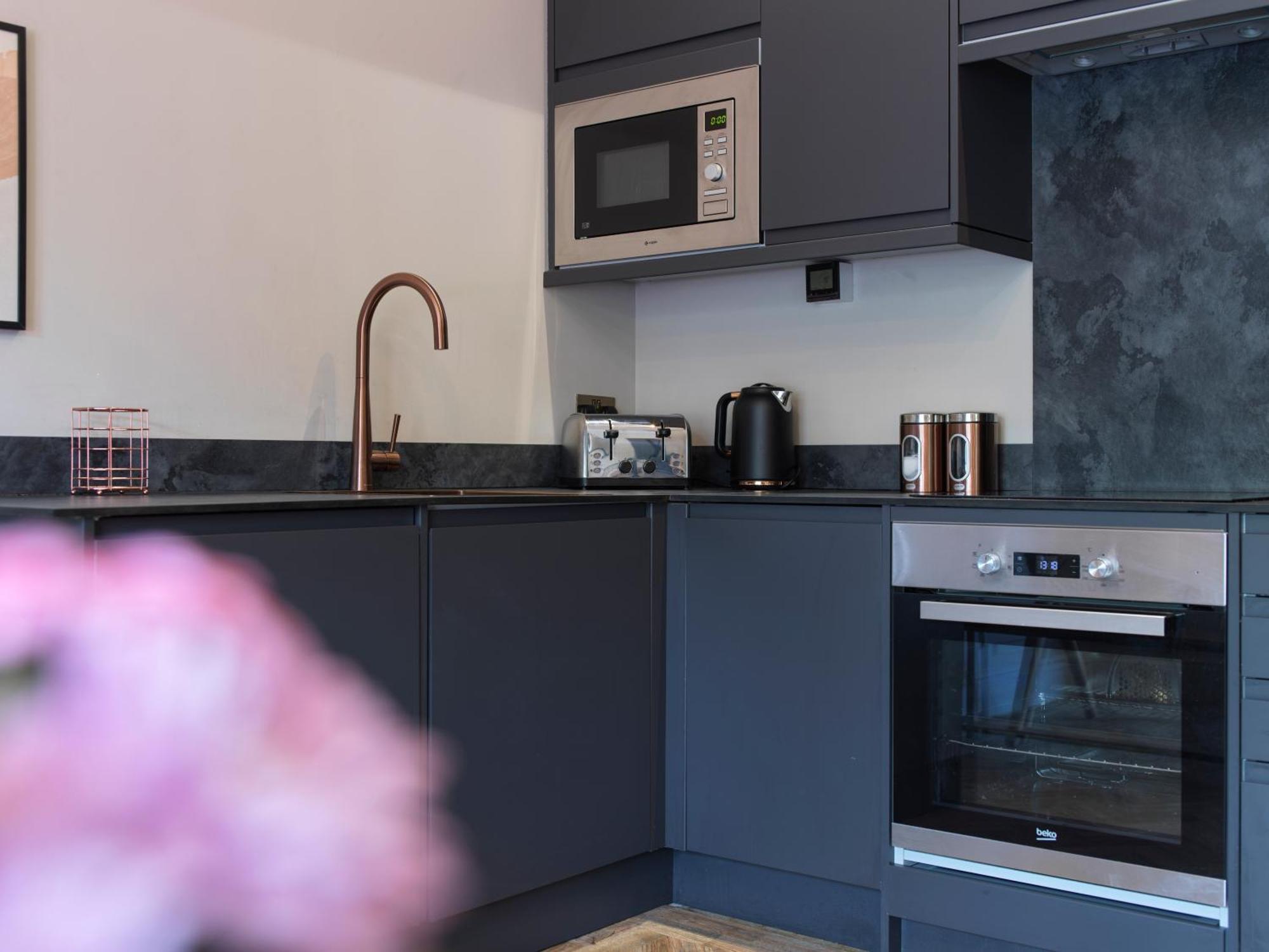 Hy Lytham St Anne'S Lejlighedshotel Lytham St Annes Eksteriør billede A kitchen in a serviced apartment