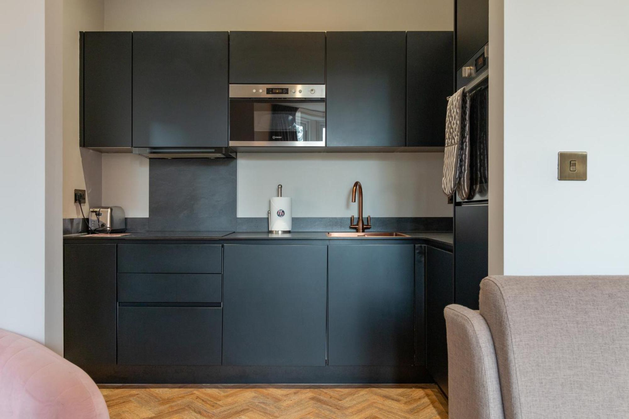 Hy Lytham St Anne'S Lejlighedshotel Lytham St Annes Eksteriør billede A kitchen in a serviced apartment in London