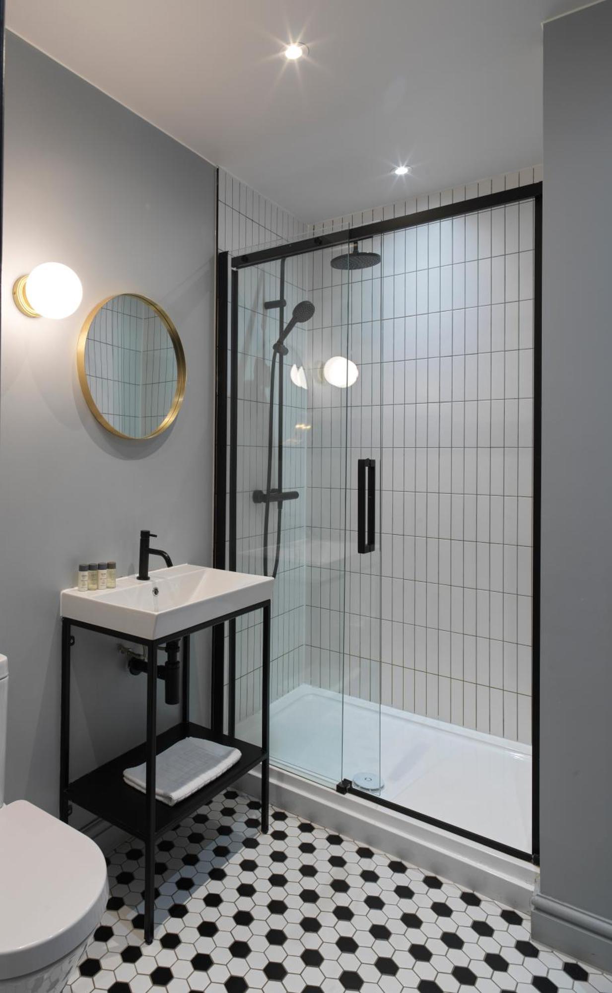 Hy Lytham St Anne'S Lejlighedshotel Lytham St Annes Eksteriør billede A shower cubicle