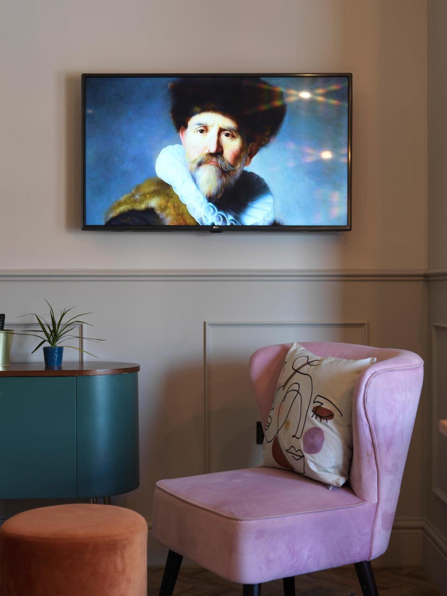 Hy Lytham St Anne'S Lejlighedshotel Lytham St Annes Eksteriør billede A television set in a hotel room