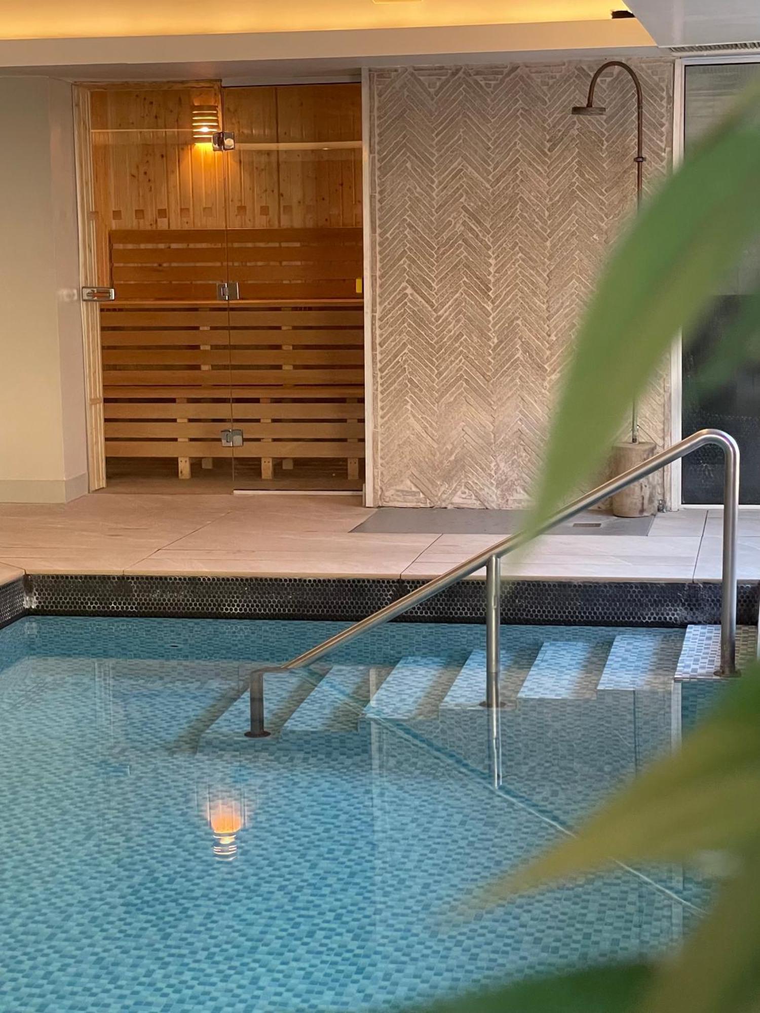 Hy Lytham St Anne'S Lejlighedshotel Lytham St Annes Eksteriør billede A swimming pool with a sauna