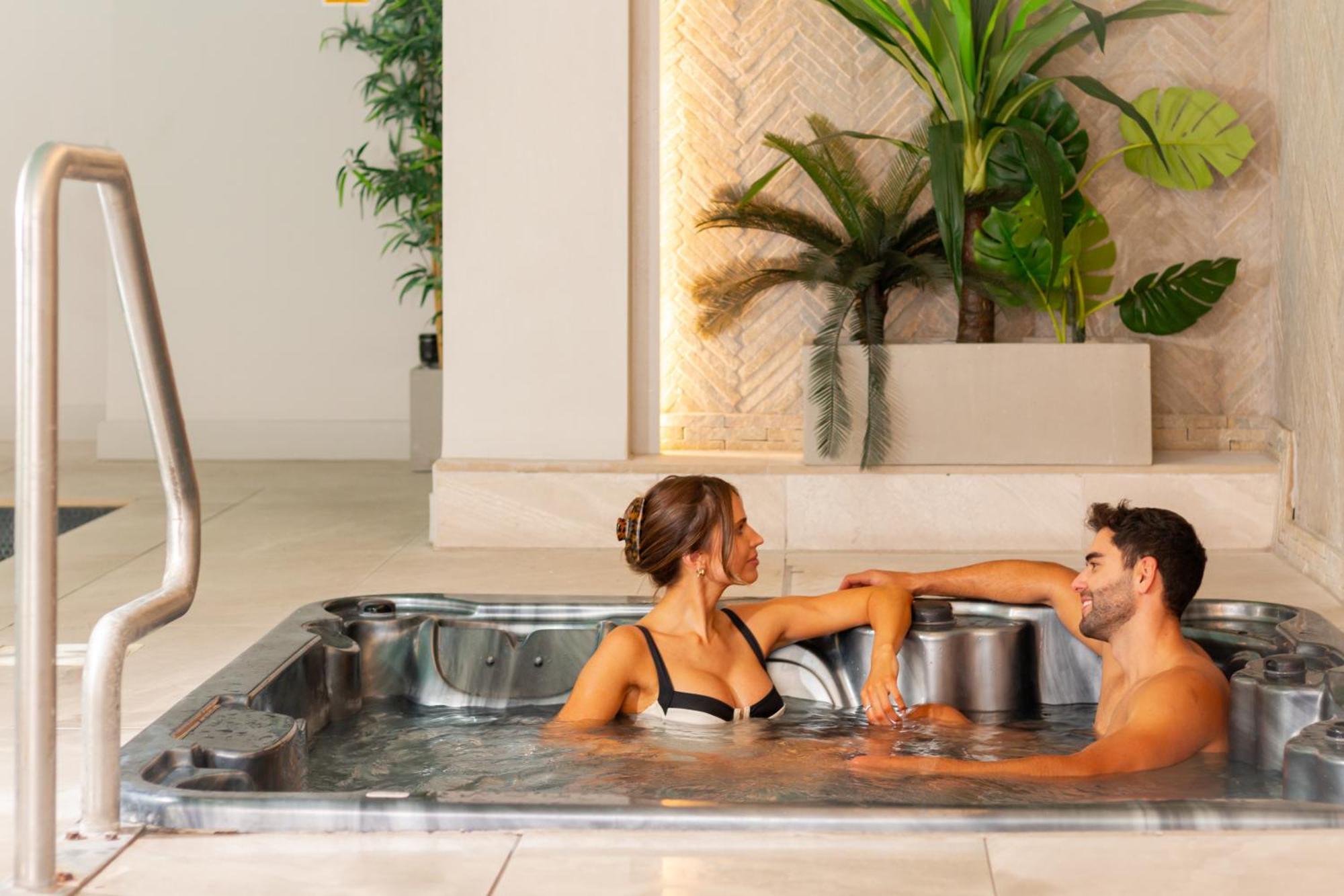 Hy Lytham St Anne'S Lejlighedshotel Lytham St Annes Eksteriør billede A couple in a spa