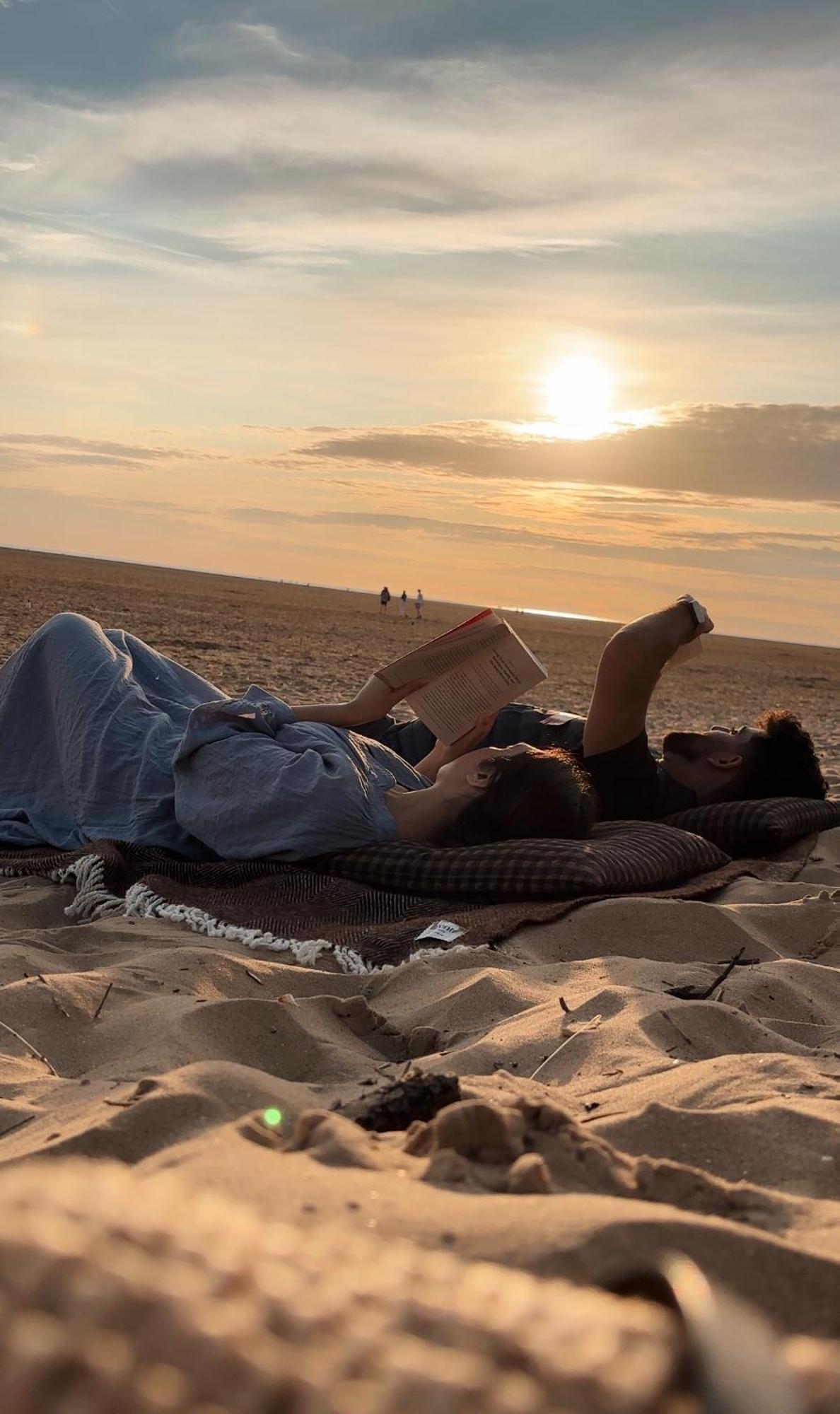 Hy Lytham St Anne'S Lejlighedshotel Lytham St Annes Eksteriør billede A woman reading on the beach