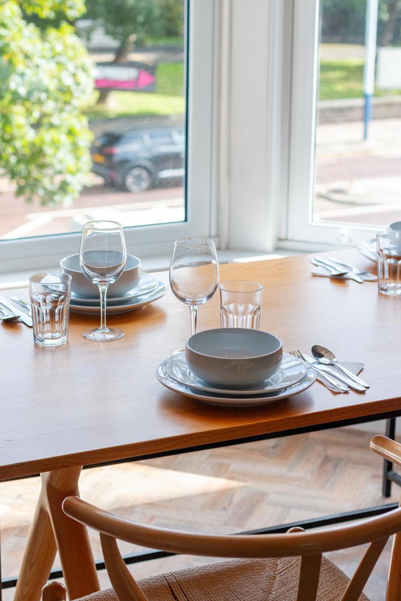 Hy Lytham St Anne'S Lejlighedshotel Lytham St Annes Eksteriør billede Table setting at the restaurant